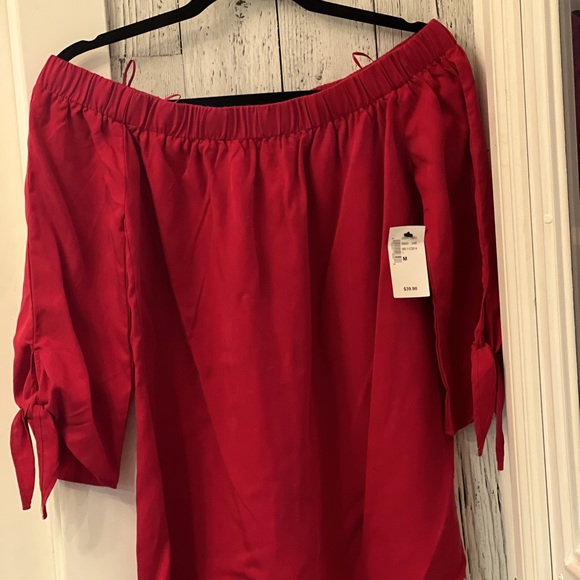 Off the shoulder’s top - Picture 1 of 3
